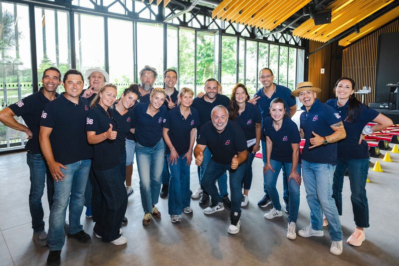 L'équipe d'animateurs de BEA Conception en polos bleu marine, souriante, pouces levés