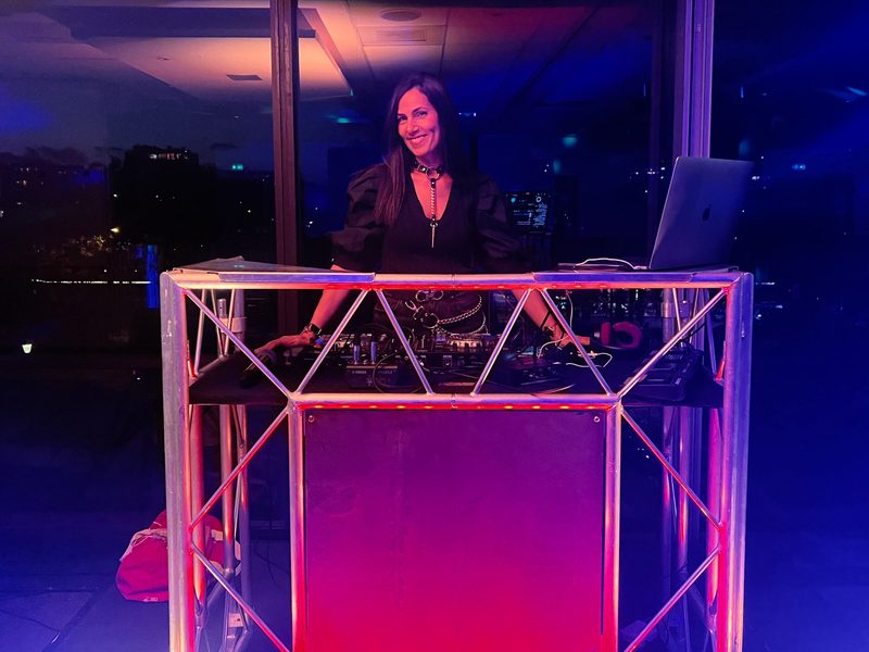 DJette derrière sa console lors d'un événement d'entreprise en soirée