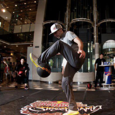 ARTISTE PERFOMRER FOOTBALL
