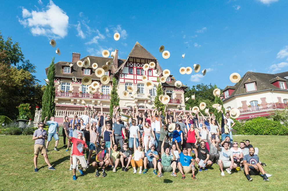 Une activité qui fonctionne parfaitement avec 20 personnes ne sera pas nécessairement adaptée à un groupe de 200 collaborateurs.<br />
Il faut notamment prendre en compte :</p>
<p>le nombre de participants ;<br />
l'âge des collaborateurs ;<br />
leur condition physique ;<br />
leur connaissance les uns des autres ;<br />
la diversité des métiers ;