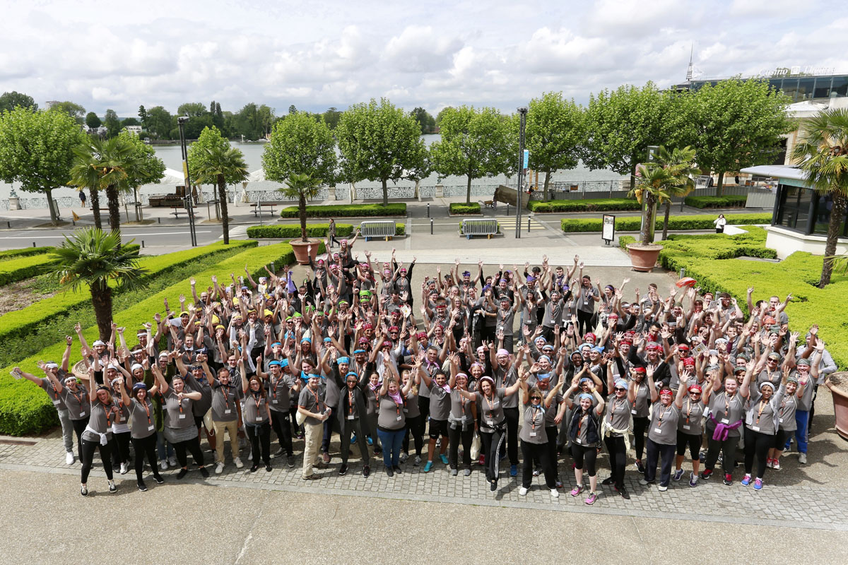 Une activité qui fonctionne parfaitement avec 20 personnes ne sera pas nécessairement adaptée à un groupe de 200 collaborateurs.<br />
Il faut notamment prendre en compte :</p>
<p>le nombre de participants ;<br />
l'âge des collaborateurs ;<br />
leur condition physique ;<br />
leur connaissance les uns des autres ;<br />
la diversité des métiers ;