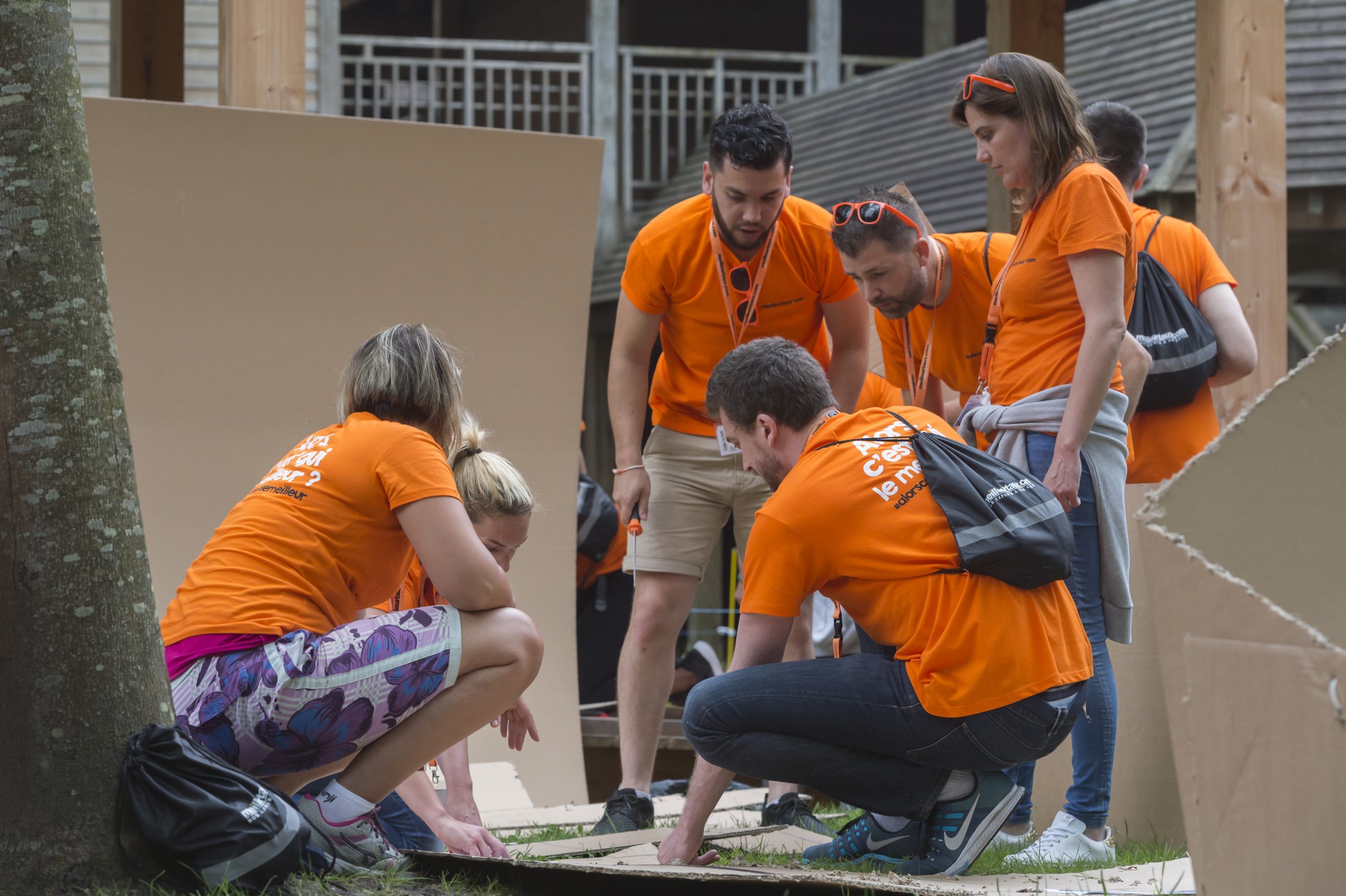 Une équipe construit un char en carton lors d’un team building