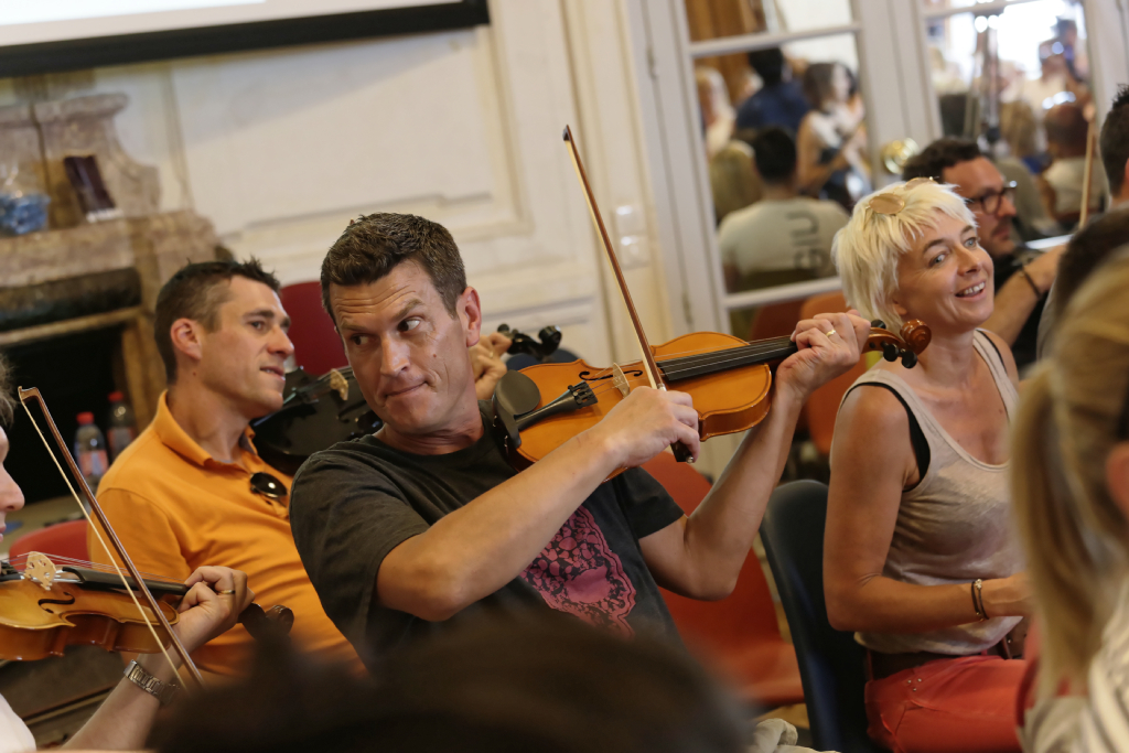 Team building musical Let Ze Music Play